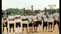 Juventus di Liga Champions diibaratkan skuad tarkam. Lihat, tuh, sampai ada yang masih pakai sandal! Foto: dok. Twitter