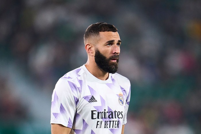 ELCHE, SPAIN - OCTOBER 19: Karim Benzema of Real Madrid looks on uring the LaLiga Santander match between Elche CF and Real Madrid CF at Estadio Manuel Martinez Valero on October 19, 2022 in Elche, Spain. (Photo by Aitor Alcalde Colomer/Getty Images)
