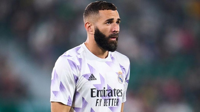 ELCHE, SPAIN - OCTOBER 19: Karim Benzema of Real Madrid looks on uring the LaLiga Santander match between Elche CF and Real Madrid CF at Estadio Manuel Martinez Valero on October 19, 2022 in Elche, Spain. (Photo by Aitor Alcalde Colomer/Getty Images)