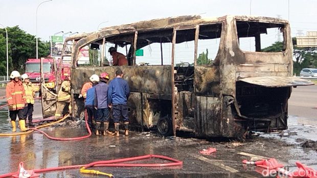 Kebakaran bus terjadi di Tol Surabaya pada Jumat (28/10/2022). Bus tersebut berisi rombongan Universitas Mataram yang sedang dalam perjalanan menuju Lombok.