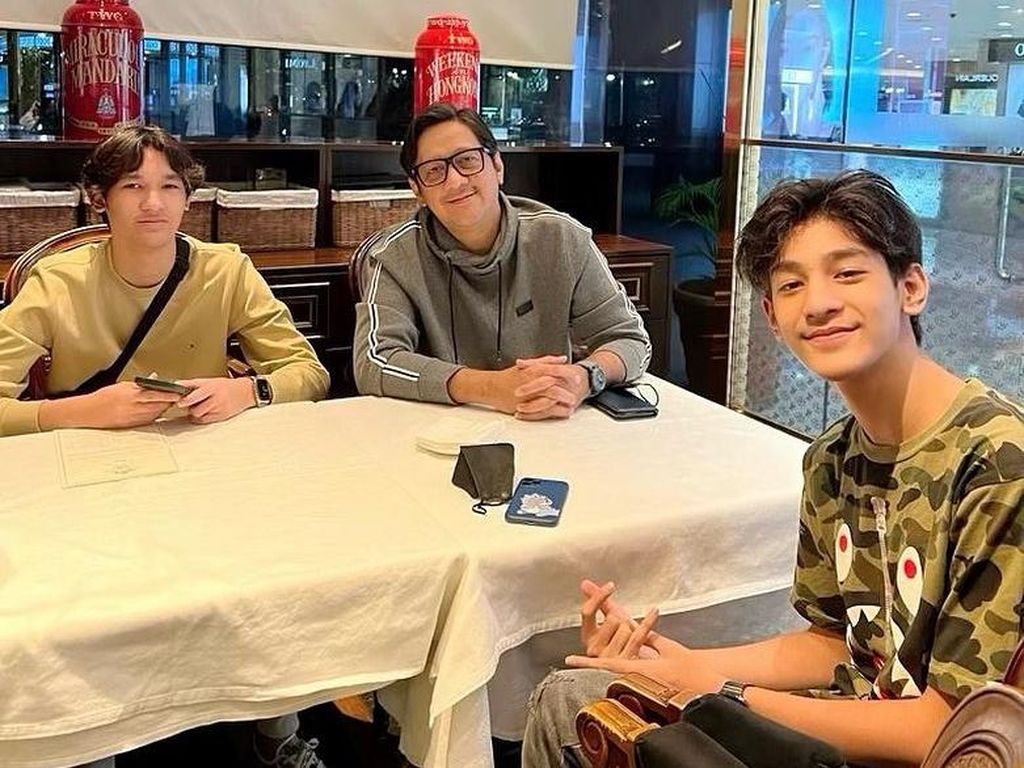 Kompaknya Kenzy dan Andre Taulany Saat Nongkrong di Kafe Kompaknya Kenzy dan Andre Taulany Saat Nongkrong di Kafe