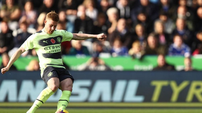 LEICESTER, ENGLAND - OCTOBER 29: Kevin De Bruyne of Manchester City scores a goal to make it 0-1 during the Premier League match between Leicester City and Manchester City at The King Power Stadium on October 29, 2022 in Leicester, United Kingdom. (Photo by James Williamson - AMA/Getty Images)