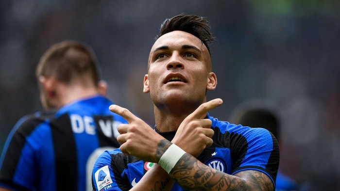 STADIO GIUSEPPE MEAZZA, MILAN, ITALY - 2022/10/16: Lautaro Martinez of FC Internazionale celebrates after scoring the opening goal during the Serie A football match between FC Internazionale and US Salernitana. FC Internazionale won 2-0 over US Salernitana. (Photo by Nicolò Campo/LightRocket via Getty Images)