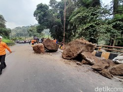 Bongkahan Batu Besar Longsor di Cadas Pangeran, 5 Orang Terluka
