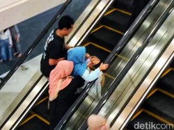 Tingkah Unik Warga saat Masuk ke Mal Pertama di Bondowoso