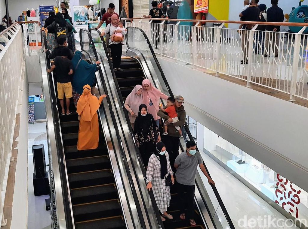 Tak Cuma Piknik di Mal Baru, Warga Bondowoso Heboh Lihat Eskalator! Tak Cuma Piknik di Mal Baru, Warga Bondowoso Heboh Lihat Eskalator!