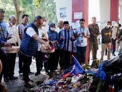 Zulhas Tabur Bunga di Stadion Kanjuruhan dan Doakan Para Korban