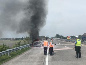 Mobil Terbakar di Tol Jombang, Diduga Karena Korsleting Listrik