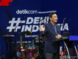 Luhut Sentil Mahasiswa yang Nyinyirin Ekonomi RI: Jangan Lihat Jeleknya!