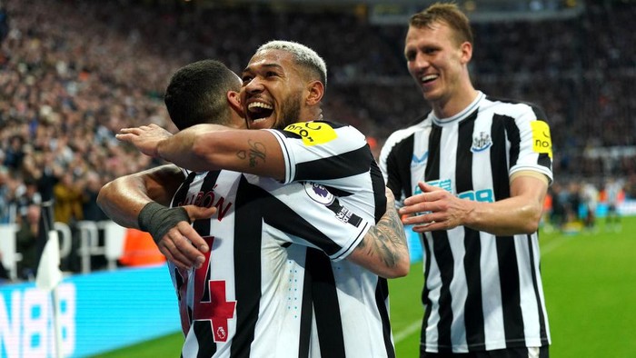 Newcastle Uniteds Miguel Almiron (left) celebrates scoring their sides fourth goal of the game with team-mates during the Premier League match at St. James Park, Newcastle. Picture date: Saturday October 29, 2022. (Photo by Owen Humphreys/PA Images via Getty Images)