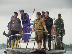 Naik Speedboat, Gubernur Kalteng Salurkan Bantuan untuk Korban Banjir
