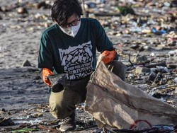 Pantai Loang Baloq Mataram Dipenuhi Sampah Plastik