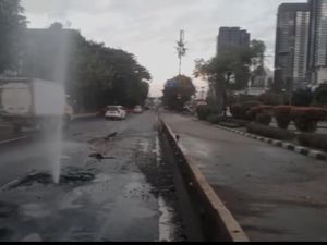 Penampakan Pipa Air Bocor di Ruas Jalan Gatsu, Air Menyebur Penampakan Pipa Air Bocor di Ruas Jalan Gatsu, Air Menyebur