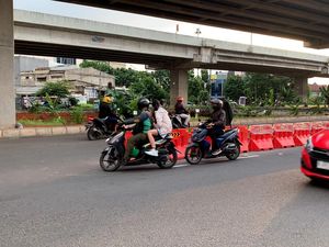 Simpang Jatiwaringin Jaktim Ditutup, Banyak Pemotor Lawan Arah