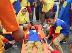 Antusiasnya Siswa SD Belajar Mitigasi Bencana Alam Bersama Tim SAR