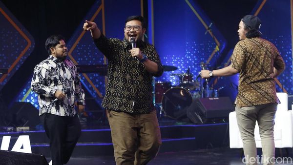 Trio GJLS Pandu Pengunjung #DemiIndonesia Karaoke Bersama