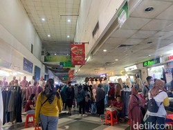 Muani Boyong Sekeluarga ke Tanah Abang, Borong Baju Buat Hajatan