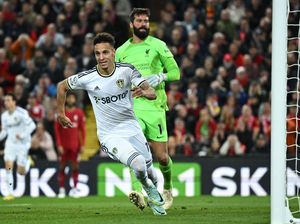 Anfield Licin: Klopp dan Alisson Terpeleset, Liverpool Terjerembab