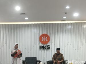 Anies dan Presiden PKS Berbalas Pantun soal Aher
