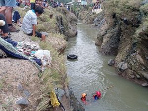 Bocah Laki-laki Hilang Terbawa Arus Saat Berenang di Sungai Ciliwung Bogor