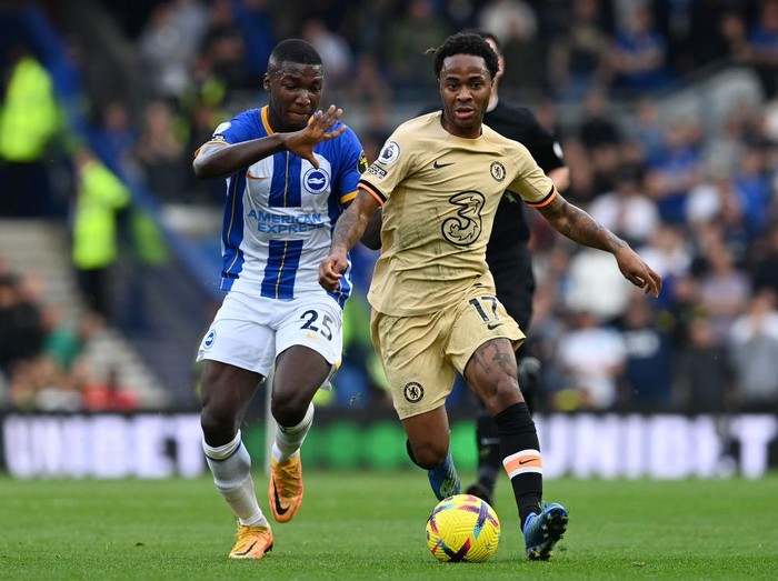 BRIGHTON, ENGLAND - OCTOBER 29: Raheem Sterling of Chelsea is challenged by Moises Caicedo of Brighton & Hove Albion during the Premier League match between Brighton & Hove Albion and Chelsea FC at American Express Community Stadium on October 29, 2022 in Brighton, England. (Photo by Darren Walsh/Chelsea FC via Getty Images)