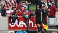 Wasit Robert Madley pada awalnya tidak melihat insiden tandukan itu. Tapi ada VAR. Foto: Getty Images/Julian Finney