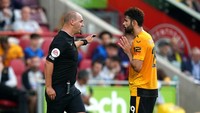 Diego Costa pun akhirnya diacungi kartu merah oleh wasit Robert Madley. Foto: PA Images via Getty Images/John Walton - PA Images