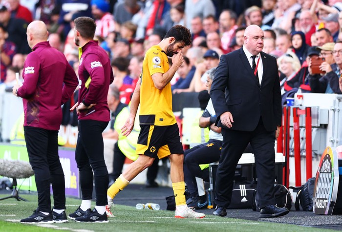 Diego Costa Vs Brentford BRENTFORD, ENGLAND - OCTOBER 29: Diego Costa of Wolverhampton Wanderers leaves the pitch after receiving a red card during the Premier League match between Brentford FC and Wolverhampton Wanderers at Brentford Community Stadium on October 29, 2022 in Brentford, England. (Photo by Clive Rose/Getty Images)