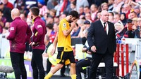 Ini menjadi kartu merah pertama Diego Costa bersama Wolves. Ia belum mencetak satu gol pun buat klub tersebut. Foto: Getty Images/Clive Rose