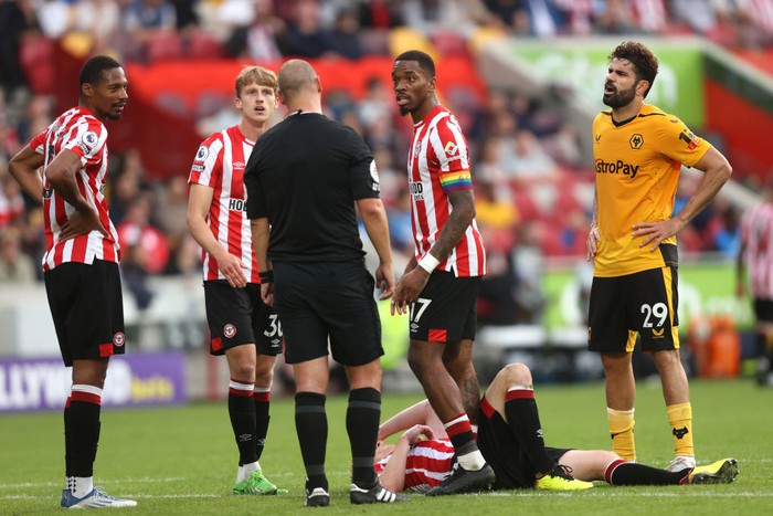 Diego Costa Vs Brentford BRENTFORD, ENGLAND - OCTOBER 29: Referee Robert Madley speaks with Diego Costa of Wolverhampton Wanderers, before Diego Costa receives a red card following a VAR Review, during the Premier League match between Brentford FC and Wolverhampton Wanderers at Brentford Community Stadium on October 29, 2022 in Brentford, England. (Photo by Julian Finney/Getty Images)