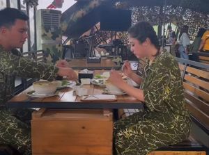 Ngamuk Dihujat Netizen, Ini Momen Dewi Perssik Makan Bareng Aldi Taher Ngamuk Dihujat Netizen, Ini Momen Dewi Perssik Makan Bareng Aldi Taher