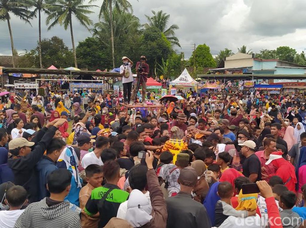 Meriahnya Garebek Ojeg di Magelang, 2,5 Kuintal Cilok Dibagikan ke Warga Meriahnya Garebek Ojeg di Magelang, 2,5 Kuintal Cilok Dibagikan ke Warga