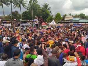 Meriahnya Garebek Ojeg di Magelang, 2,5 Kuintal Cilok Dibagikan ke Warga Meriahnya Garebek Ojeg di Magelang, 2,5 Kuintal Cilok Dibagikan ke Warga