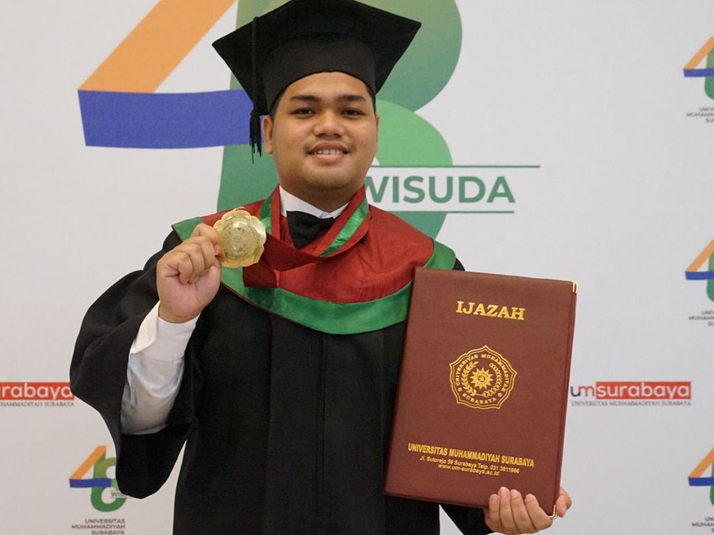 Kisah Ibnu Fari, Lulusan Terbaik UM Surabaya yang Jadi Kepala Sekolah Muda