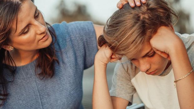 Agar bisa menjadi teman curhat yang menyenangkan bagi anak, orang tua juga tidak boleh langsung menghakimi ketika mendengar cerita anak.