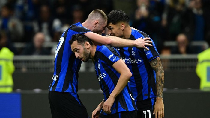 Inter Milans Argentinian forward Joaquin Correa (R) is congratulated by Inter Milans Slovakian defender Milan Skriniar and Inter Milans Turkish midfielder Hakan Calhanoglu after scoring his third team goal during the Italian Serie A football match between Inter Milan and Sampdoria at the Giuseppe-Meazza (San Siro) stadium in Milan on October 29, 2022. (Photo by MIGUEL MEDINA / AFP) (Photo by MIGUEL MEDINA/AFP via Getty Images)