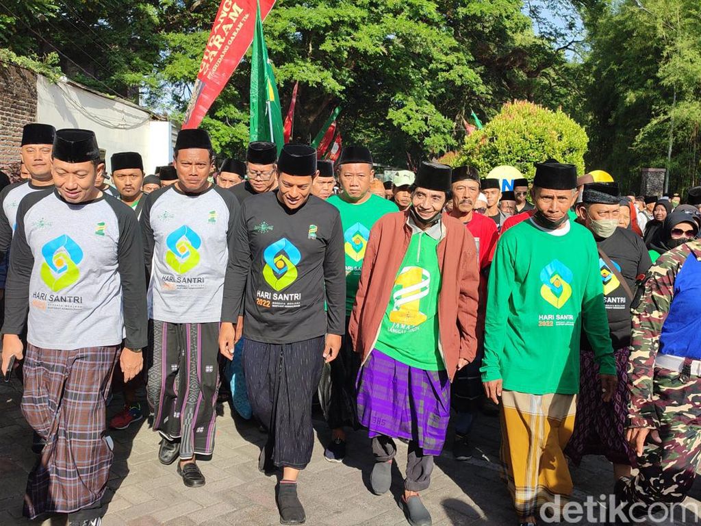 Kota Kediri Gelar Jalan Sehat Sarungan Peringati Hari Santri Kota Kediri Gelar Jalan Sehat Sarungan Peringati Hari Santri
