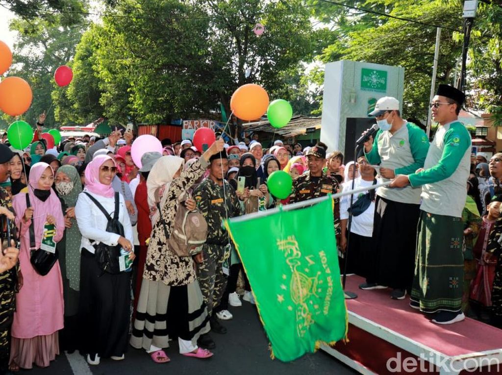 Jalan Sehat Sarungan Meriahkan Puncak Hari Santri di Kota Pasuruan