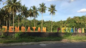 Jembatan Pelangi, Selfie dengan Pemandangan Bawah Kaki Gunung Mareje