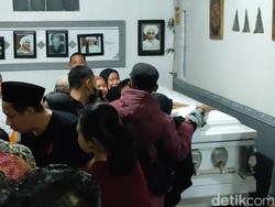 Tangis Histeris Sambut Jenazah Novita Korban Penembakan Texas Tiba di Semarang