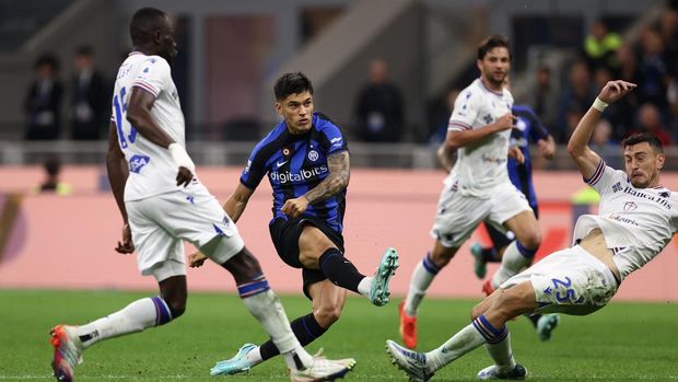 MILAN, ITALY - OCTOBER 29: Joaquin Correa of FC Internazionale scores his team's third goal during the Serie A match between FC Internazionale and UC Sampdoria at Stadio Giuseppe Meazza on October 29, 2022 in Milan, Italy. (Photo by Francesco Scaccianoce/Getty Images)