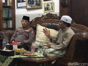 Momen Kapolri Temui Ulama Pimpinan Ponpes dan Pemuka Agama di Rembang Momen Kapolri Temui Ulama Pimpinan Ponpes dan Pemuka Agama di Rembang