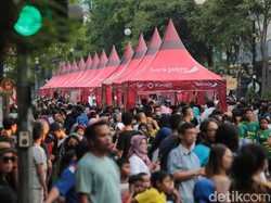 Warga Surabaya Padati Karnaval Nang Tunjungan, Sebagian Berbaju Batik