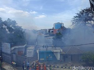Api Masih Menyala di Rumah Warga Jl Kebayoran Lama Jakbar, Lalin Macet