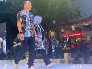 Lenggak-lenggok Wali Kota-Bupati di Fashion Show Karnaval Nang Tunjungan Lenggak-lenggok Wali Kota-Bupati di Fashion Show Karnaval Nang Tunjungan
