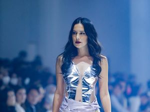 Sophia Latjuba Jadi Model di JFW 2023, Pakai Gaun Buatan Perajin Difabel Sophia Latjuba Jadi Model di JFW 2023, Pakai Gaun Buatan Perajin Difabel