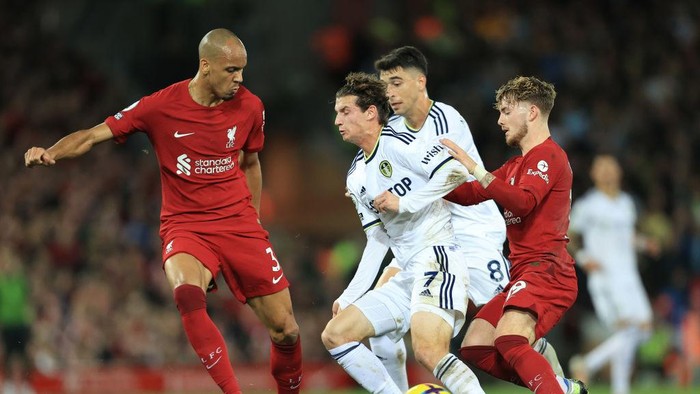 LIVERPOOL, ENGLAND - OCTOBER 29: Fabinho and Harvey Elliott of Liverpool close in on Brenden Aaronson of Leeds United during the Premier League match between Liverpool FC and Leeds United at Anfield on October 29, 2022 in Liverpool, United Kingdom. (Photo by Simon Stacpoole/Offside/Offside via Getty Images)