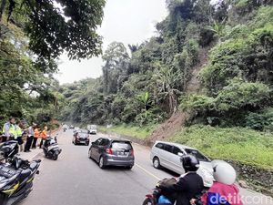 Bongkahan Batu Besar Berhasil Dievakuasi, Cadas Pangeran Kembali Normal Bongkahan Batu Besar Berhasil Dievakuasi, Cadas Pangeran Kembali Normal