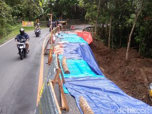 Momen Bus Dipukul Mundur Pemotor gegara Lawan Arus di Bukit Bintang