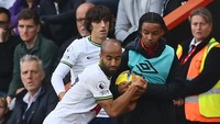 Lucas Moura ingin buru-buru merebut bola agar laga bisa lanjut. Tapi si ball boy menahan-nahan si kulit bundar. Foto: Getty Images/Dan Mullan